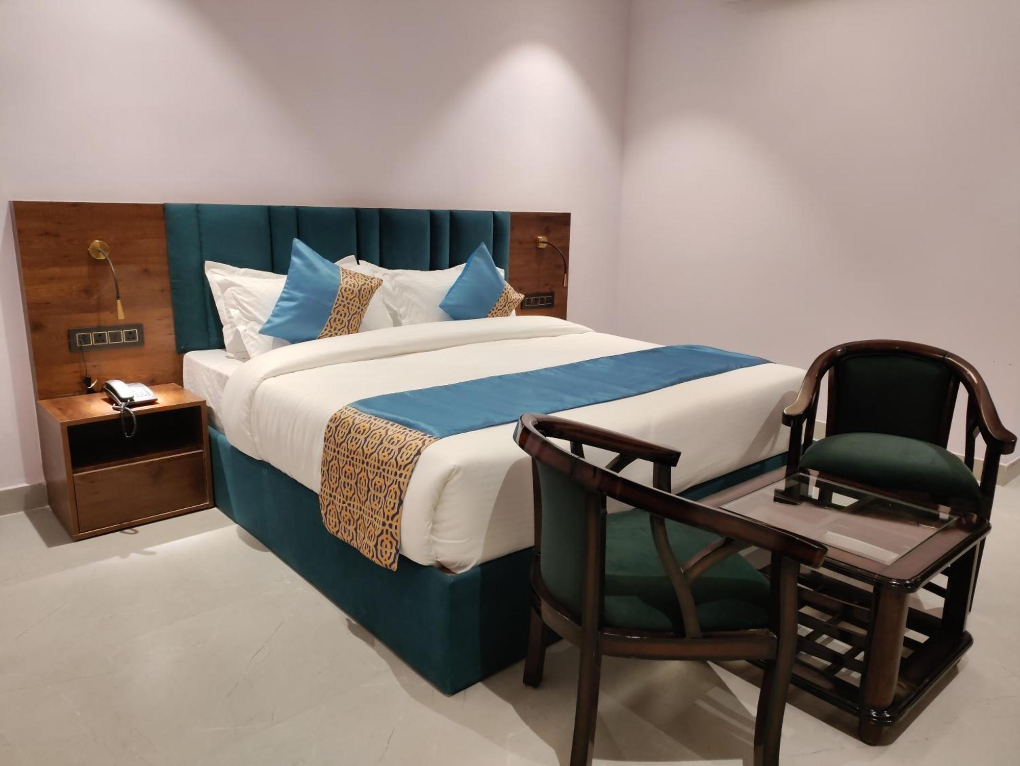 Emerald Suites Greater Noida Exterior foto