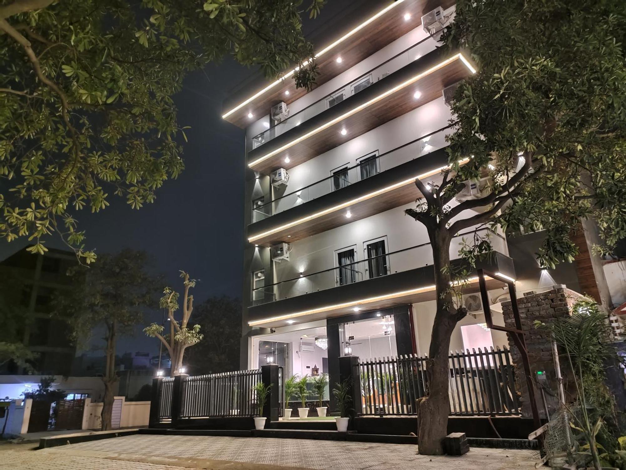 Emerald Suites Greater Noida Exterior foto