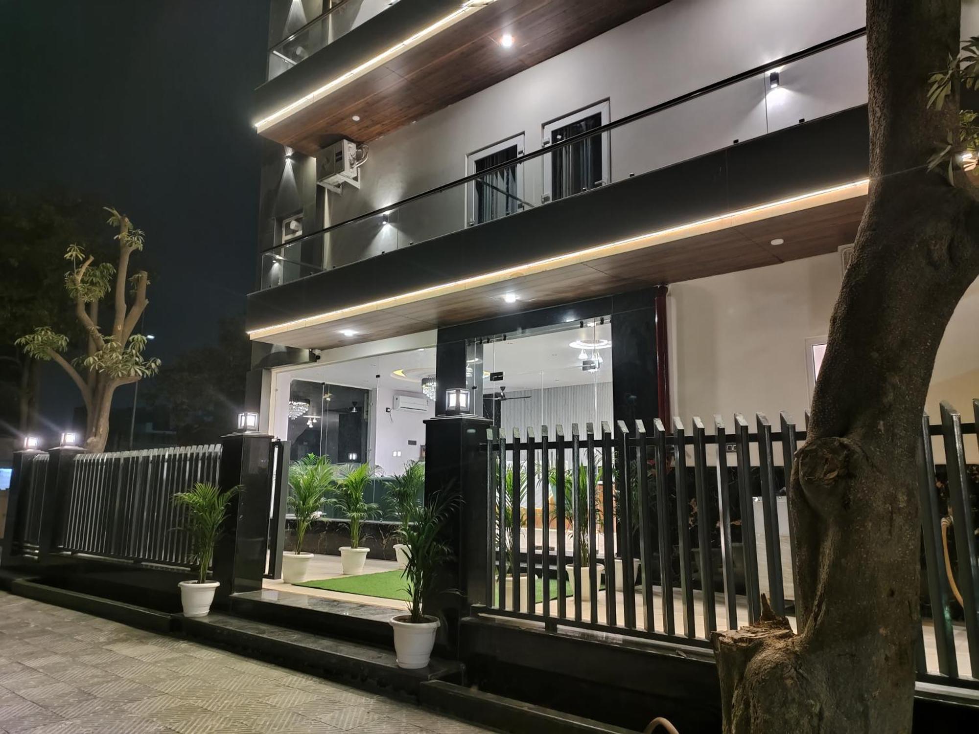 Emerald Suites Greater Noida Exterior foto