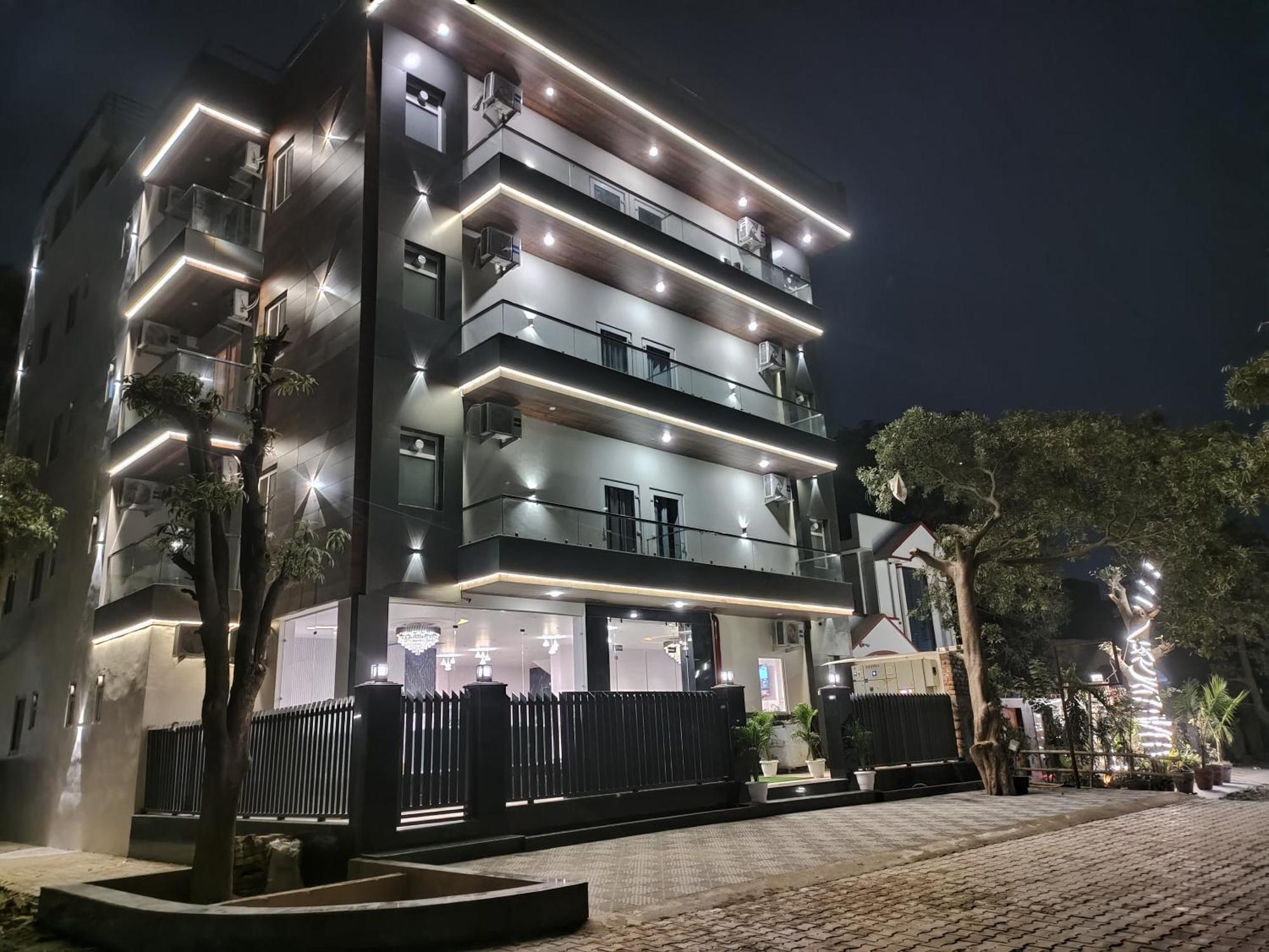 Emerald Suites Greater Noida Exterior foto