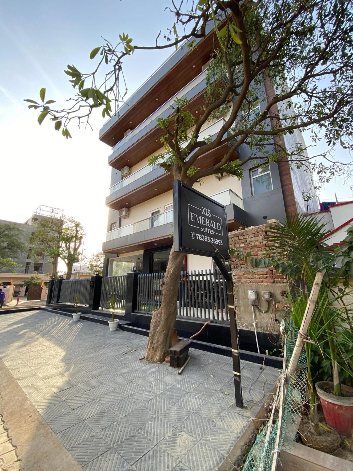 Emerald Suites Greater Noida Exterior foto