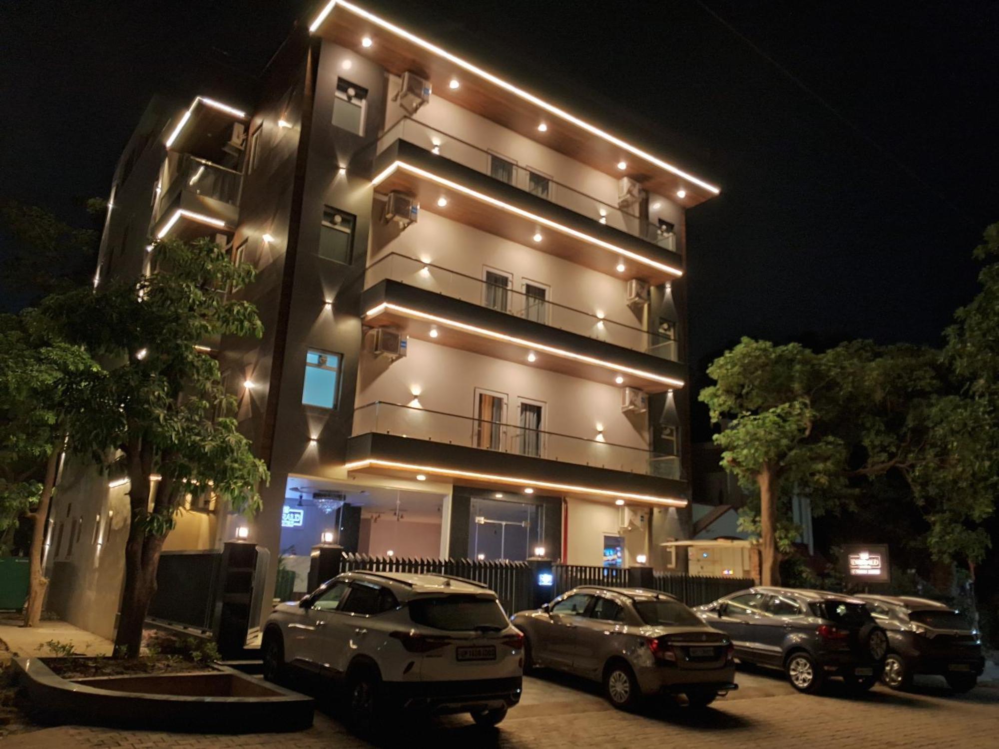Emerald Suites Greater Noida Exterior foto