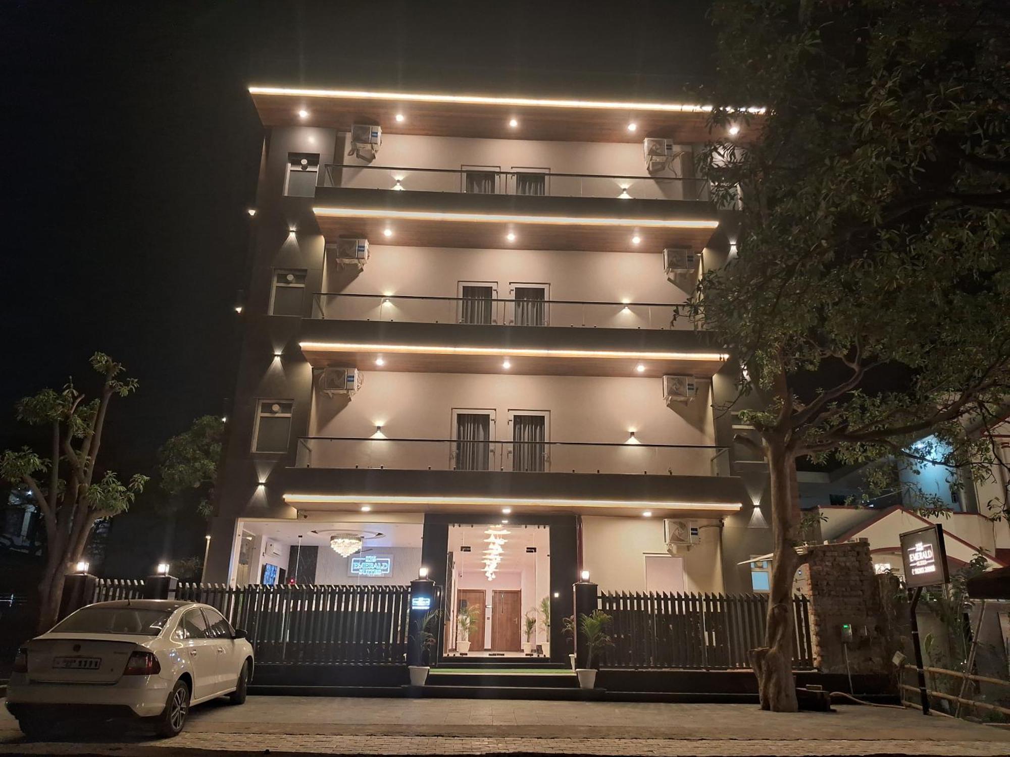 Emerald Suites Greater Noida Exterior foto