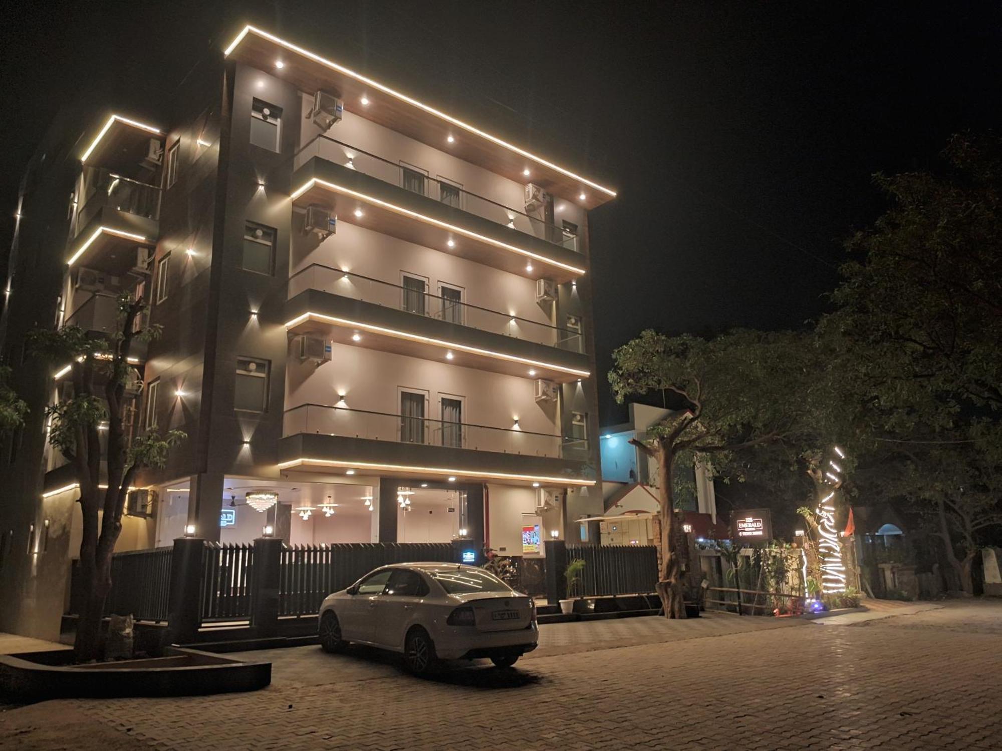 Emerald Suites Greater Noida Exterior foto