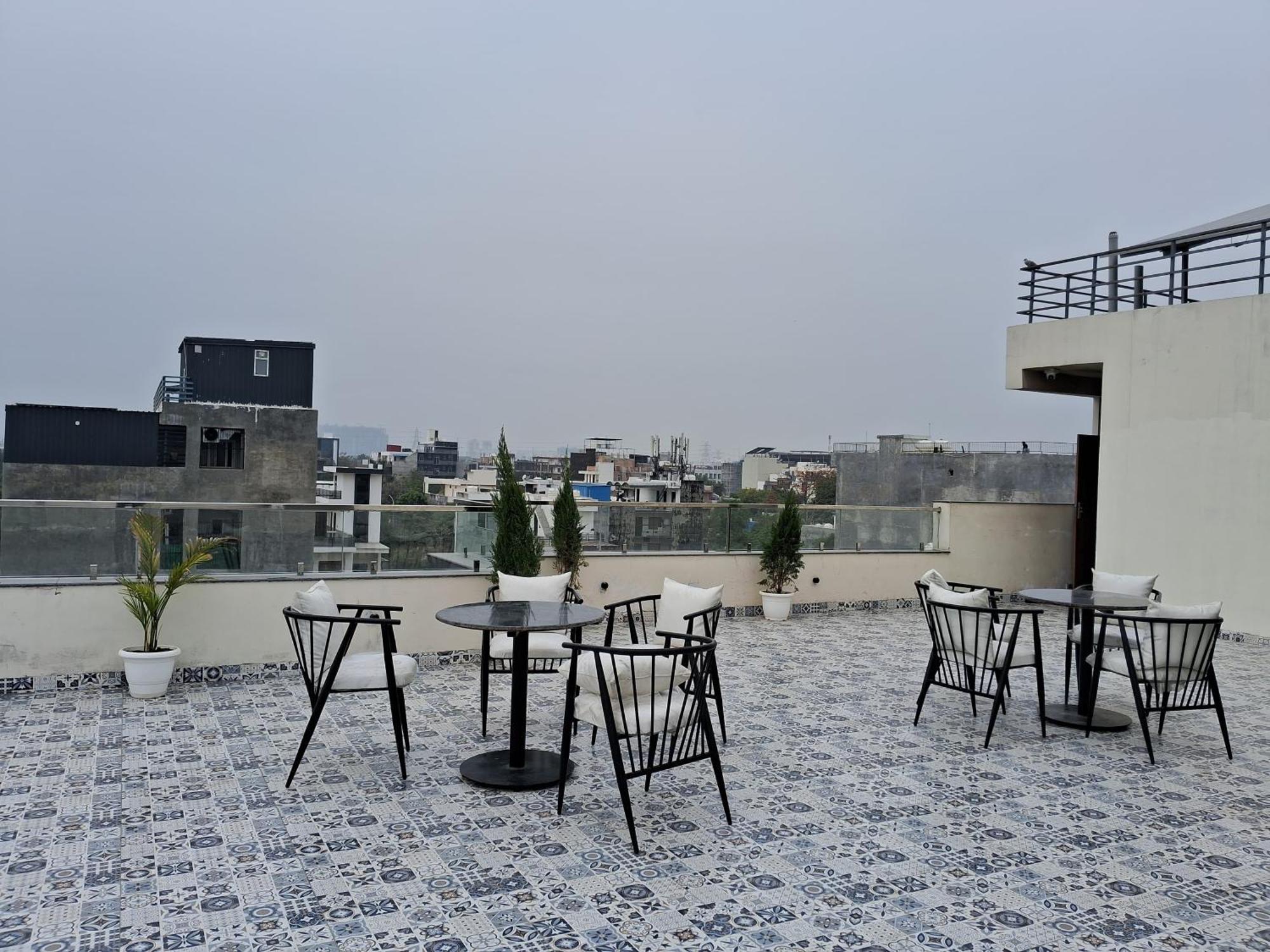 Emerald Suites Greater Noida Exterior foto